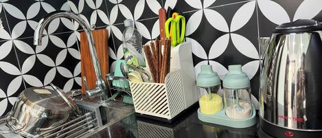 Escritorio, espacio para trabajar con laptop y insonorización