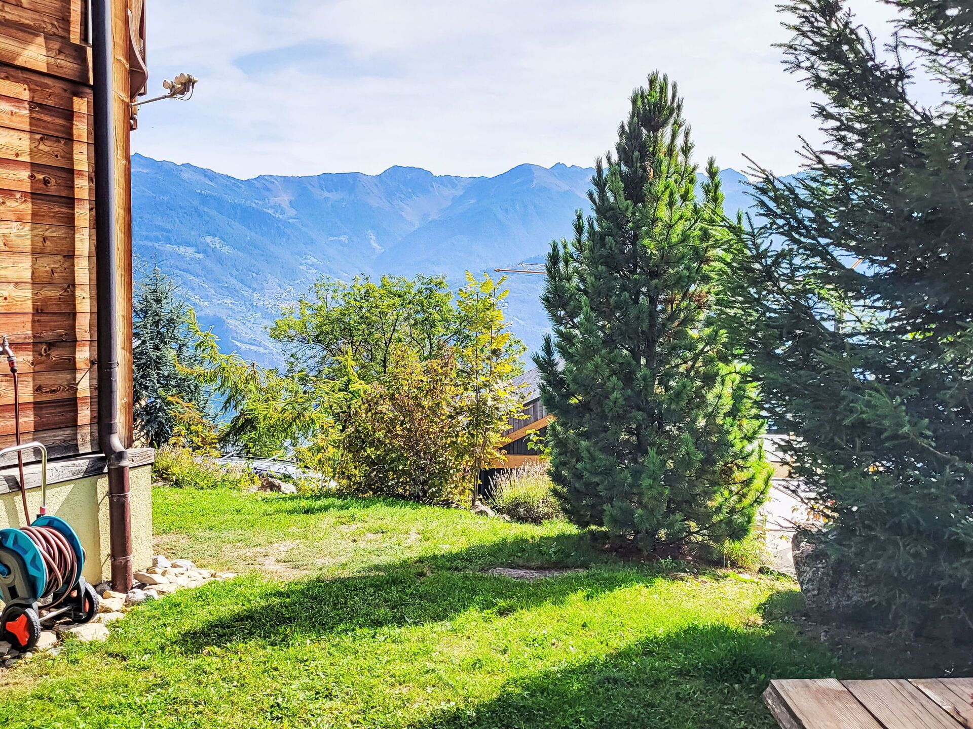Une cabane en bois avec vue sur les montagnes.