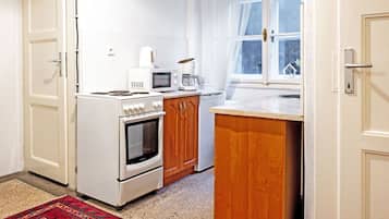 Mikrowelle, Ofen, Geschirrspüler, Esstisch