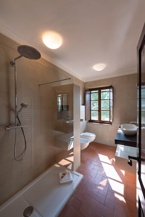 Douche, séchoir à cheveux, bidet