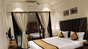 Minibar, desk, iron/ironing board (on request), WiFi (free) - VANTAGE POINT HOTELS & RESORTS (Lonavala)