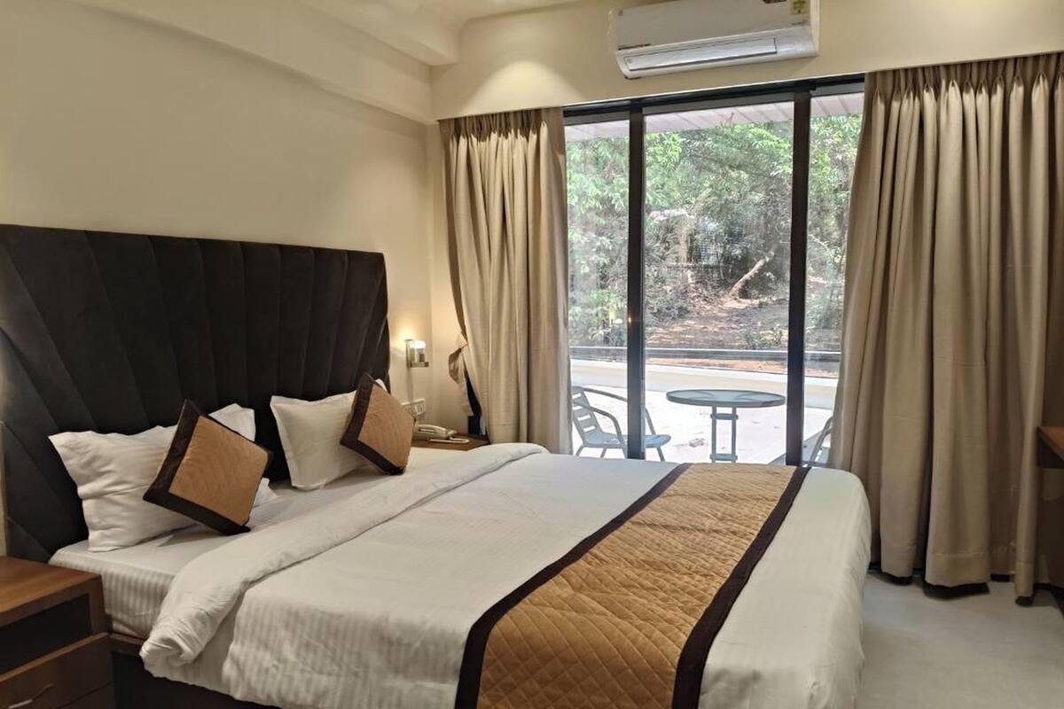Minibar, desk, iron/ironing board (on request), WiFi (free)
