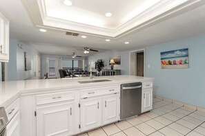 Réfrigérateur, micro-ondes, plaque de cuisson, lave-vaisselle