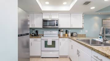 Fridge, microwave, stovetop, dishwasher