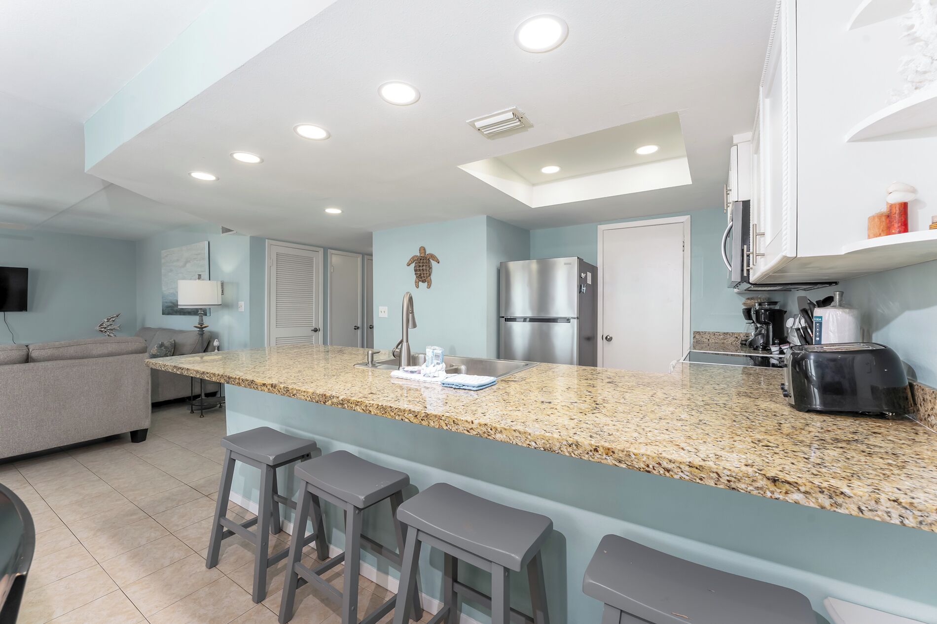 Kühlschrank, Mikrowelle, Herdplatte, Geschirrspüler