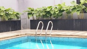 Hồ bơi ngoài trời