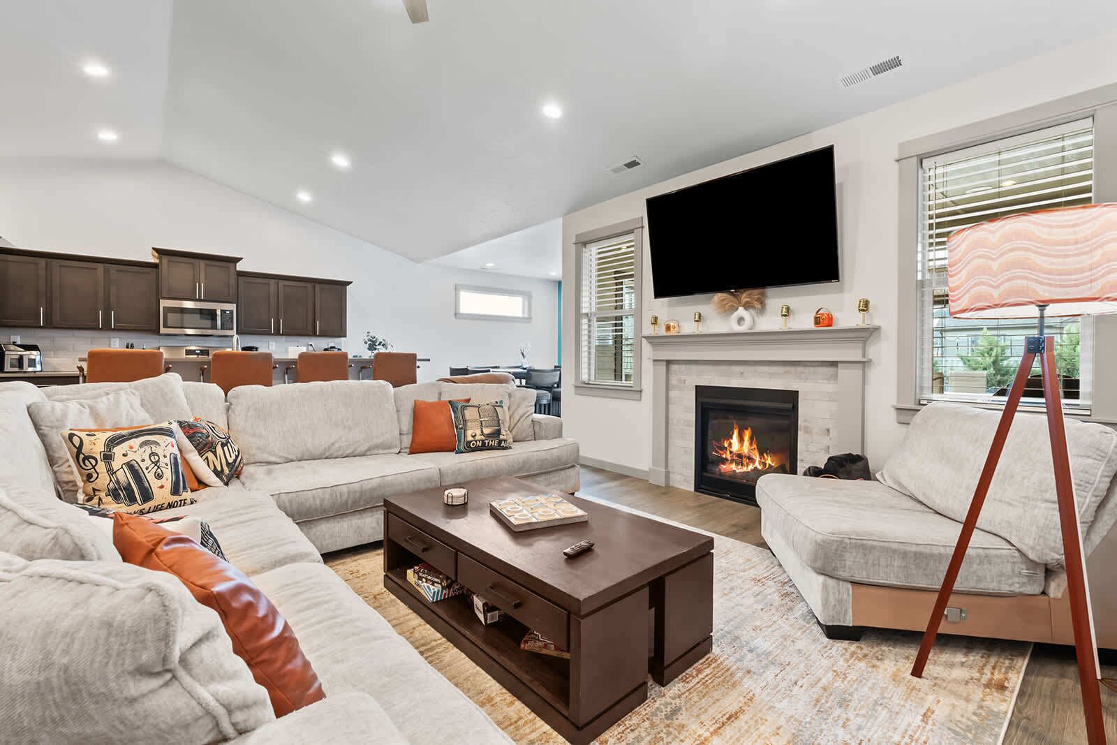 Televisión y oficina 