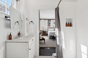 Dusche, Haartrockner, Handtücher