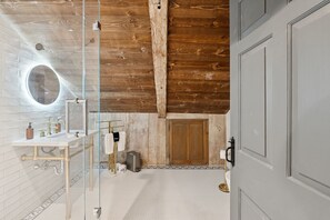 Een douche, een haardroger, handdoeken