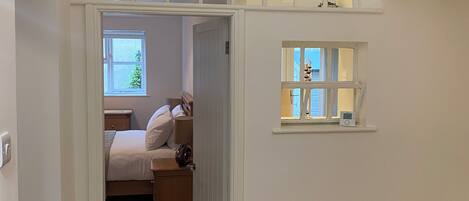 2 dormitorios, tabla de planchar con plancha, wifi gratis y ropa de cama