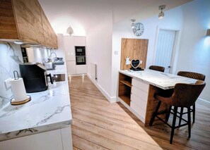 Kylskåp, mikrovågsugn, ugn och spishäll