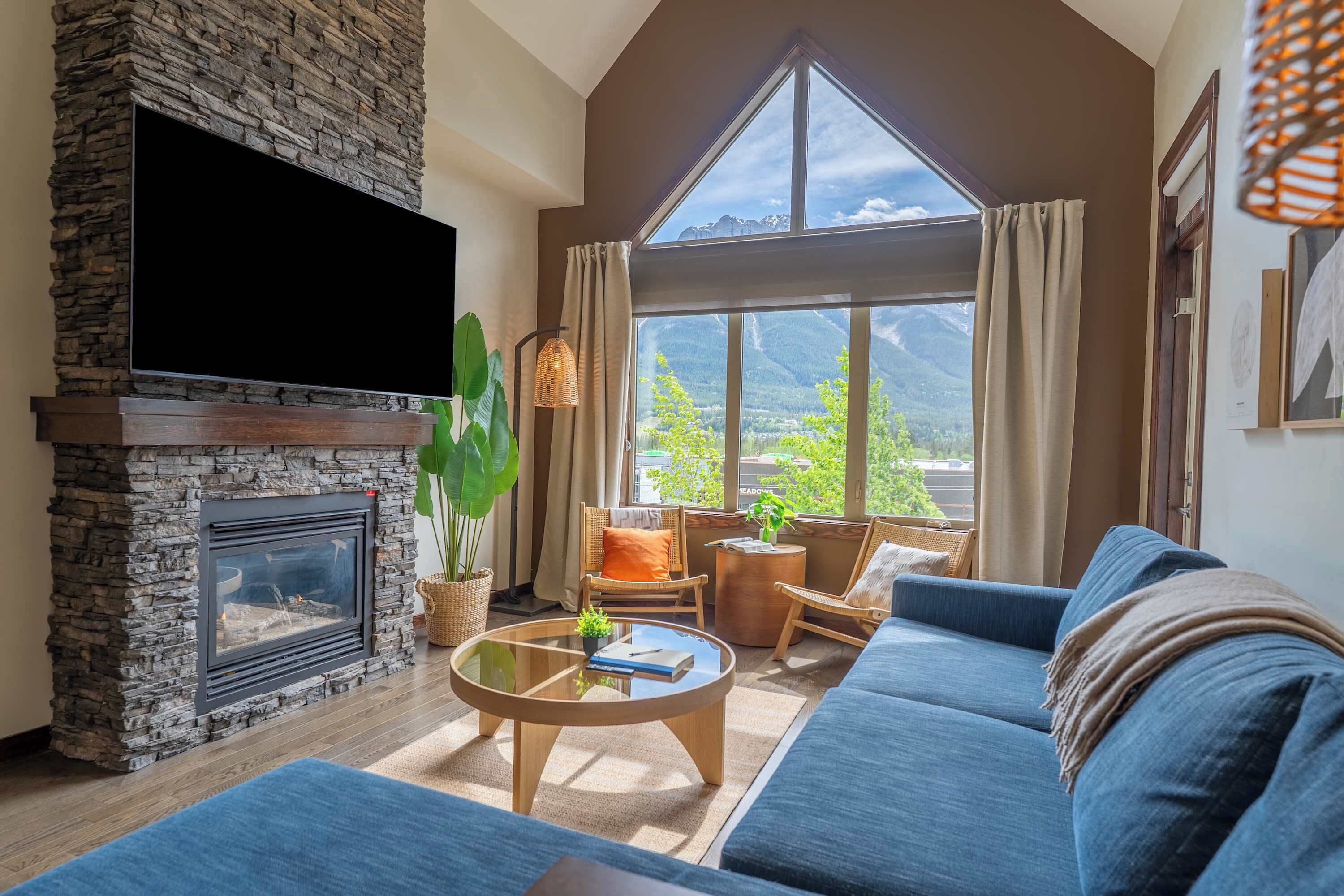 Televisión, chimenea y oficina 