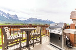 Outdoor dining - Breathtaking Luxury 3Bd Penthouse Pool and Hot Tub (Canmore)