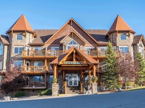 Exterior - Breathtaking Luxury 3Bd Penthouse Pool and Hot Tub (Canmore)
