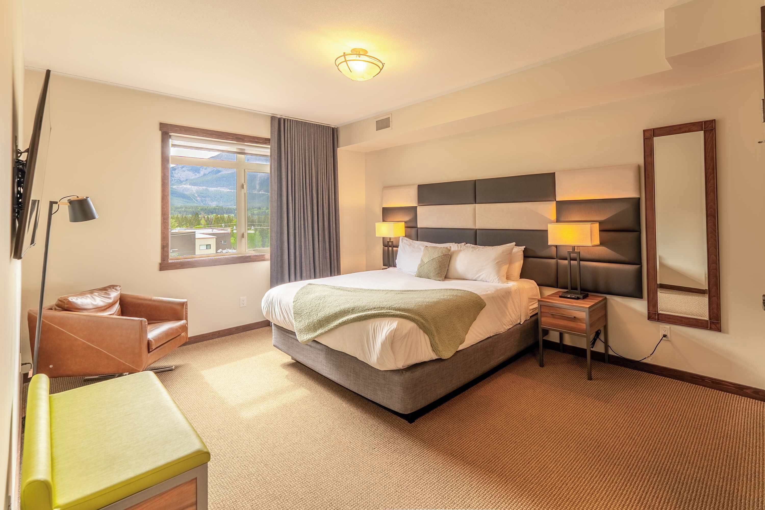 3 soverom, skrivebord, strykejern/-brett og reiseseng for barn