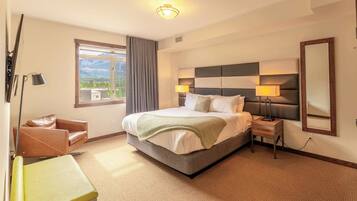 3 soverom, skrivebord, strykejern/-brett og reiseseng for barn