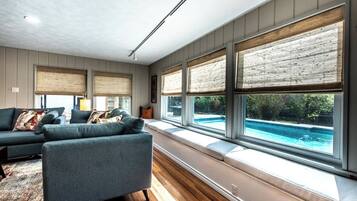 TV, fireplace, offices
