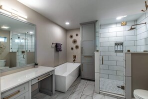 Douche, sèche-cheveux, serviettes fournies, shampoing