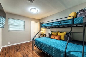 6 chambres, fer et planche à repasser, lit de bébé portatif, Wi-Fi
