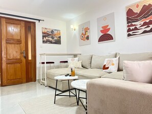 Living area - Stylish 2BR all-ensuite apartment in Garden Estate, Nairobi. Book now! (Nairobi)