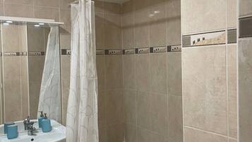 Sèche-cheveux, serviettes fournies, savon, papier toilette