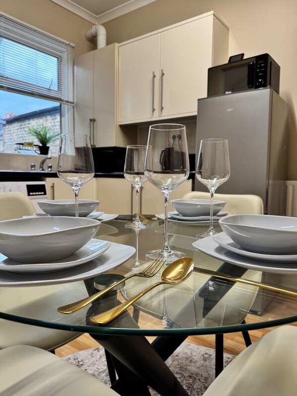 Apartment | Dining - London City Apartment - Modern & Cozy Stay (London)