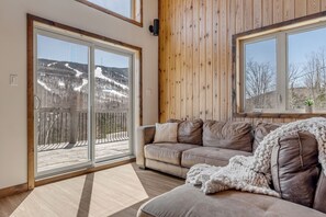 TV, peis, stereoanlegg og kontorer