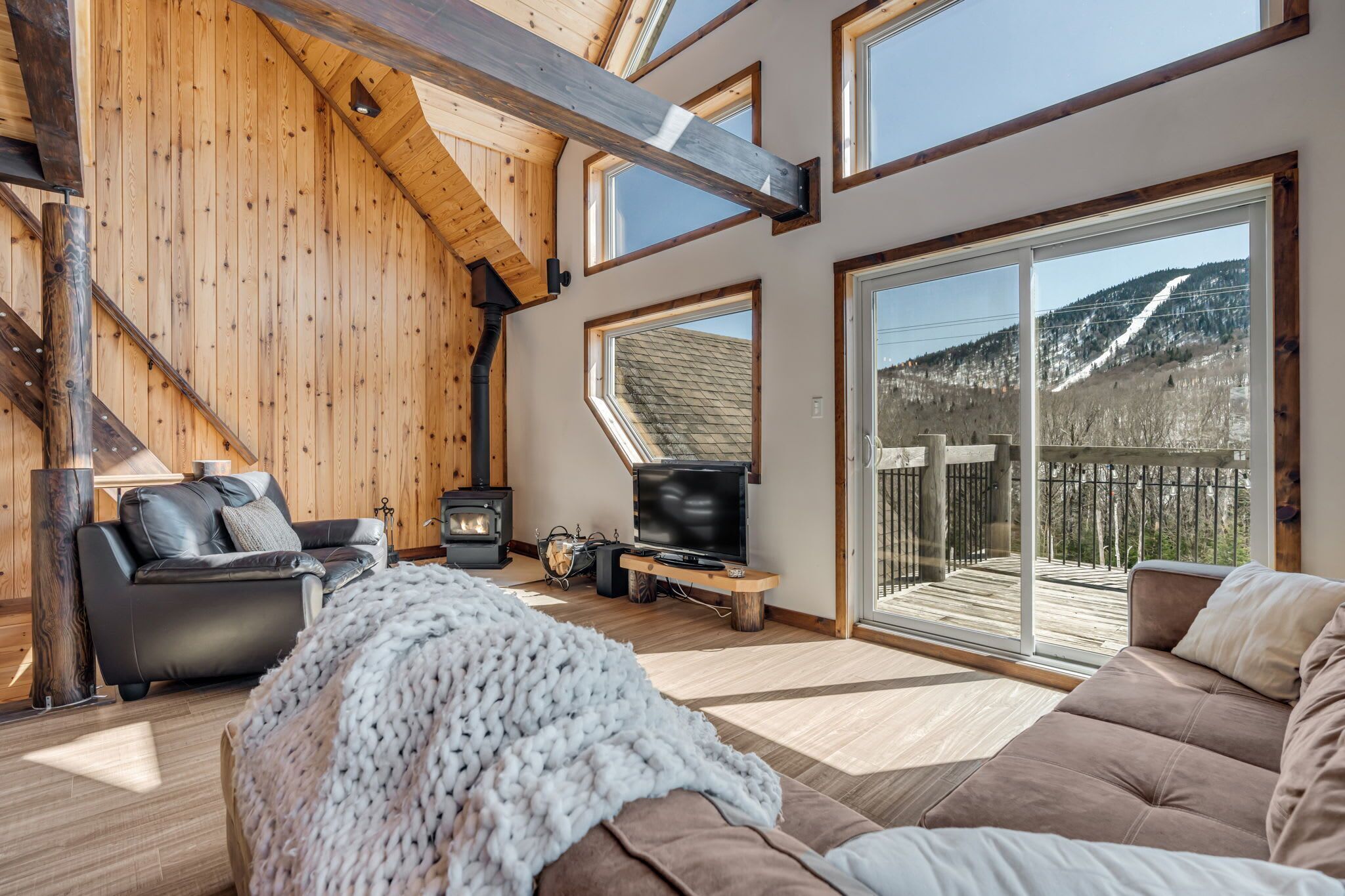 Televisor, llar de foc, estèreo i oficines 