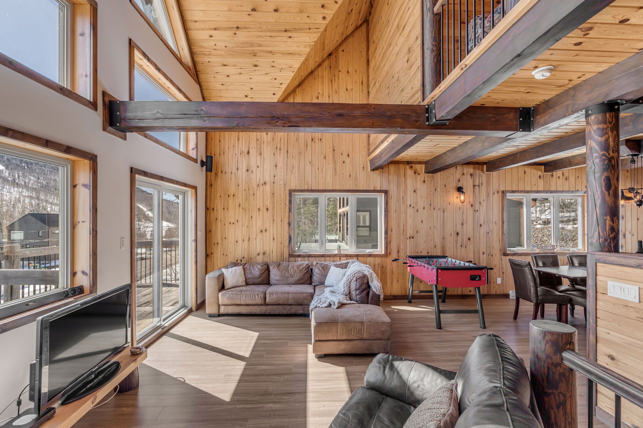 Televisor, llar de foc, estèreo i oficines 