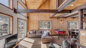 TV, peis, stereoanlegg og kontorer