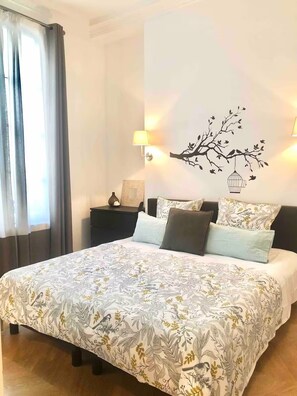 2 bedrooms, desk, iron/ironing board, free WiFi - Warm and Beautiful Paris Home! Good News (Paris)