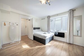 1 chambre, fer et planche à repasser, lit parapluie, Wi-Fi