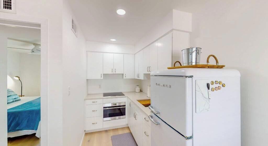 Kjøleskap, ovn, kokeplater og kaffetrakter/tekoker