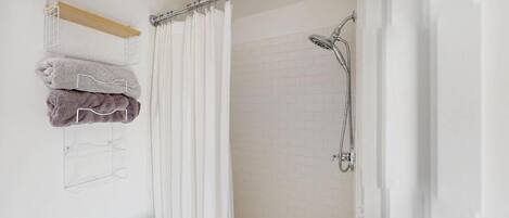 Douche, serviettes fournies