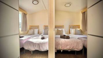 3 bedrooms, iron/ironing board, WiFi, bed sheets