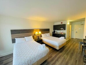Tabla de planchar con plancha, wifi y ropa de cama 