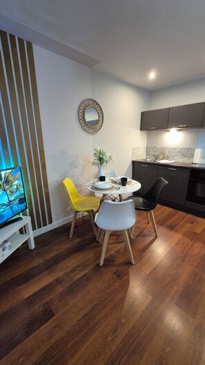Dining - Cosy 1 bedroom apartment right in the heart of Sheffield city centre (Sheffield)