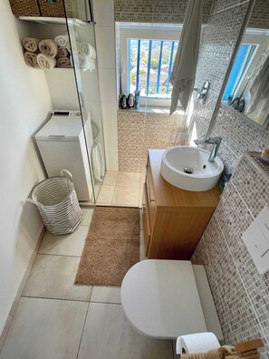 Douche, sèche-cheveux, serviettes fournies