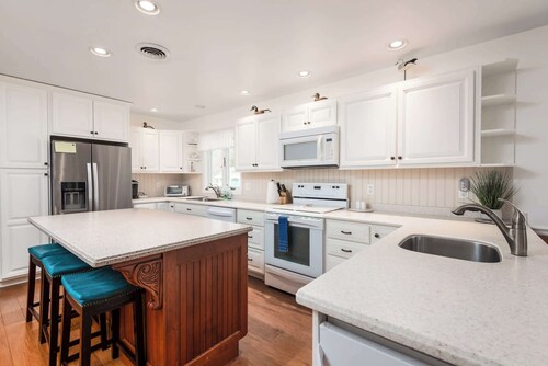 Waterfront! Private Dock, Boat Tie-Up & Near Town