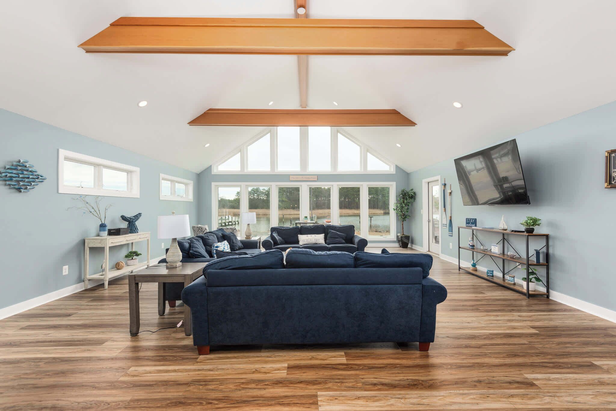 Televisión y oficina 