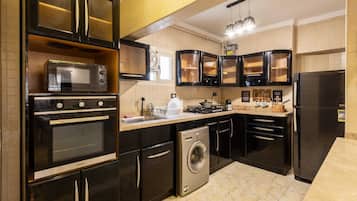 Basic Apartment | Private kitchen | Fridge, microwave, oven, stovetop