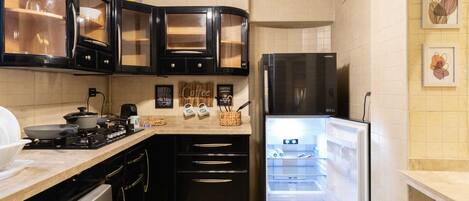 Apartemen Basic | Dapur pribadi | Lemari es, microwave, oven, dan kompor