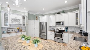 冰箱、微波炉、烤箱、炉灶