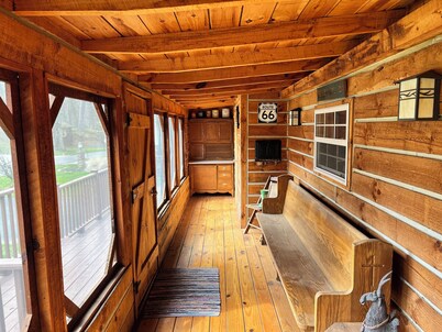 Cozy lake front cabin with WiFi, AC in awesome Angola