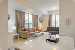 Appartement Confort, 1 trÚs grand lit et 1 canapé-lit, balcon, vue sur la ville | Salle à manger