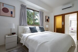 Appartement Confort, 1 trÚs grand lit et 1 canapé-lit, balcon, vue sur la ville | 1 chambre, literie de qualité, lit avec matelas en mousse à mémoire
