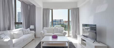 Comfort-Apartment, 2 Schlafzimmer, Balkon, Stadtblick | Wohnbereich | 50-Zoll-Smart-TV mit Kabelempfang