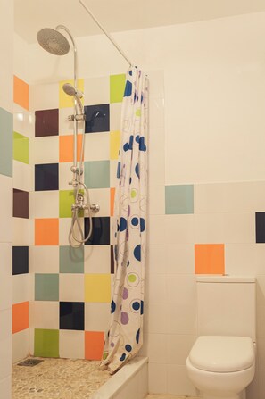 Regadera, toallas, jabón, papel de baño 