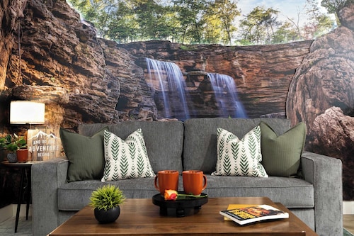 F1 Luxury Creekside Retreat walk to Convention Ctr