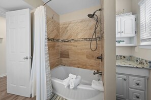 Signature House, 3 Bedrooms, Non Smoking, Pets allowed | Bathroom - Waves and Rays (Gulf Shores)